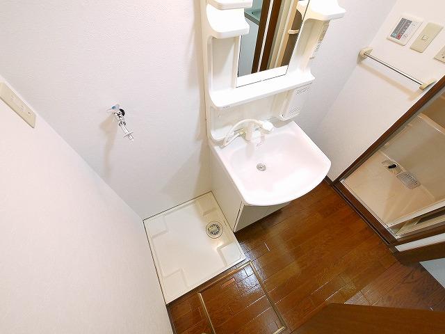 洗面設備　明るい洗面所です