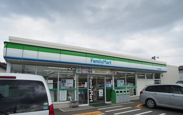 コンビニ　ファミリーマート下東川津店（コンビニ）まで1300m