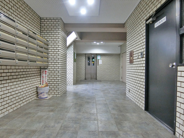 西ナンバグランドビルの外観写真