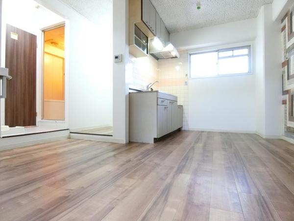 西ナンバグランドビルの居間写真
