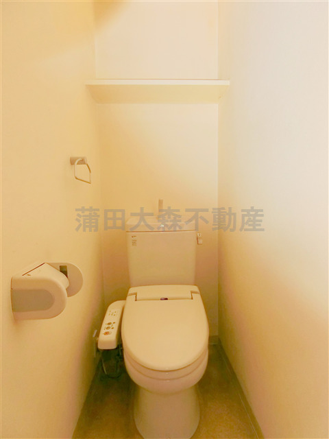 トイレ　棚と温水洗浄便座付きトイ付き