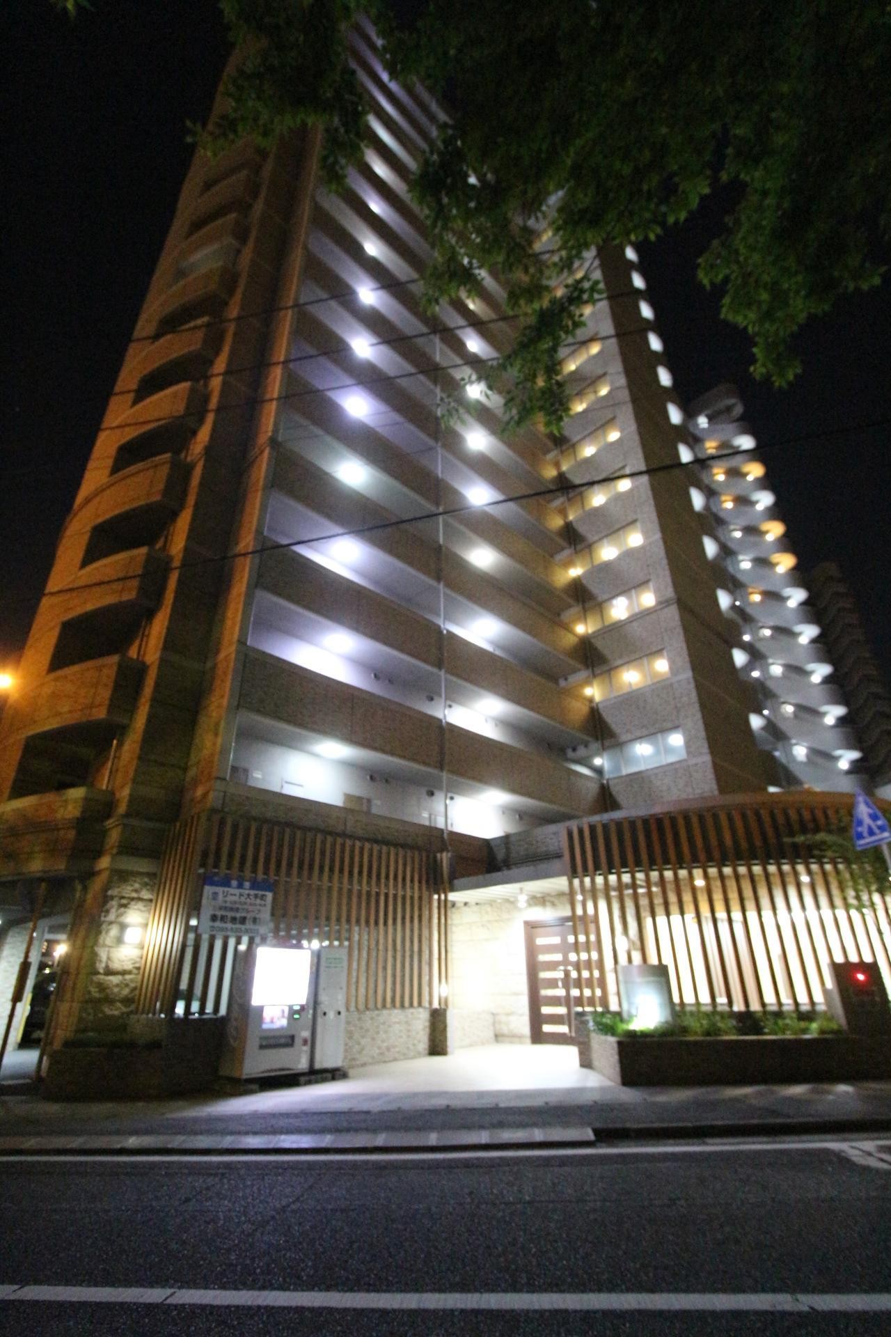 建物外観　夜でも明るいエントランス