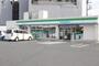 コンビニ　ファミリーマート日野万願寺店（コンビニ）まで802m
