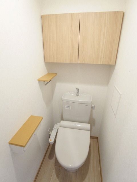トイレ　★温水洗浄便座付き★収納あり★