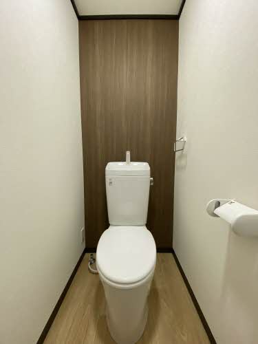 トイレ　落ち着いた色調のトイレです