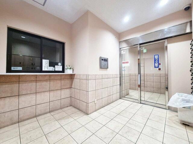 エントランス　落ち着いたエントランスです