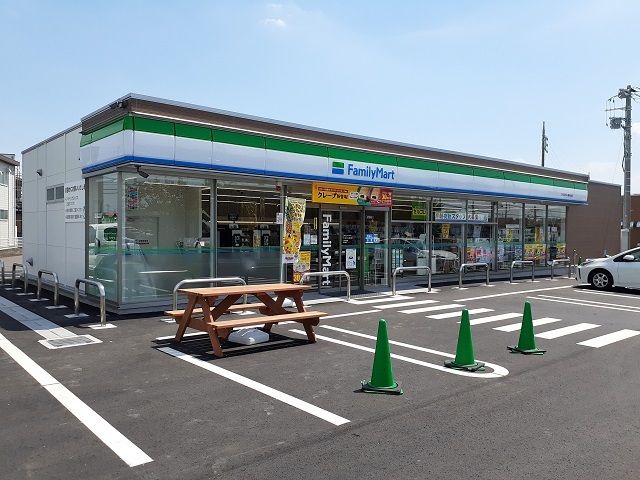 コンビニ　ファミリーマート絹の台店（コンビニ）まで940m