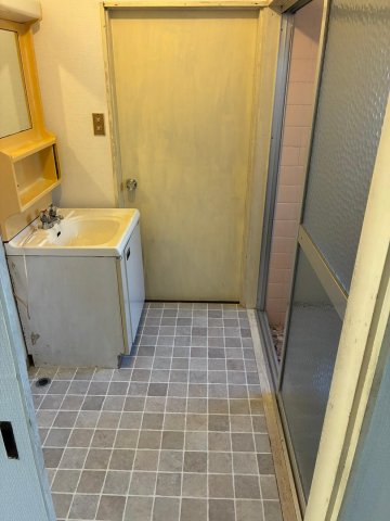 洗面設備　洗面台クリーニング済み、床フローリング交換済み