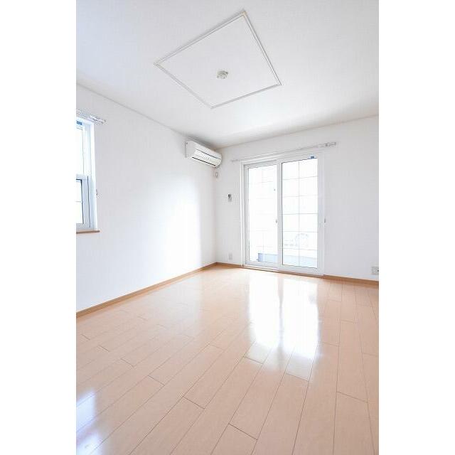 居室・リビング　こちらの物件はMODE不動産なら割引対象の１部屋です。