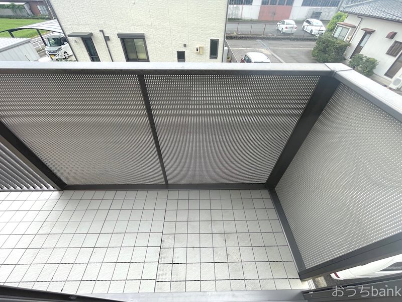 バルコニー　日当たり良好の広々としたベランダです。