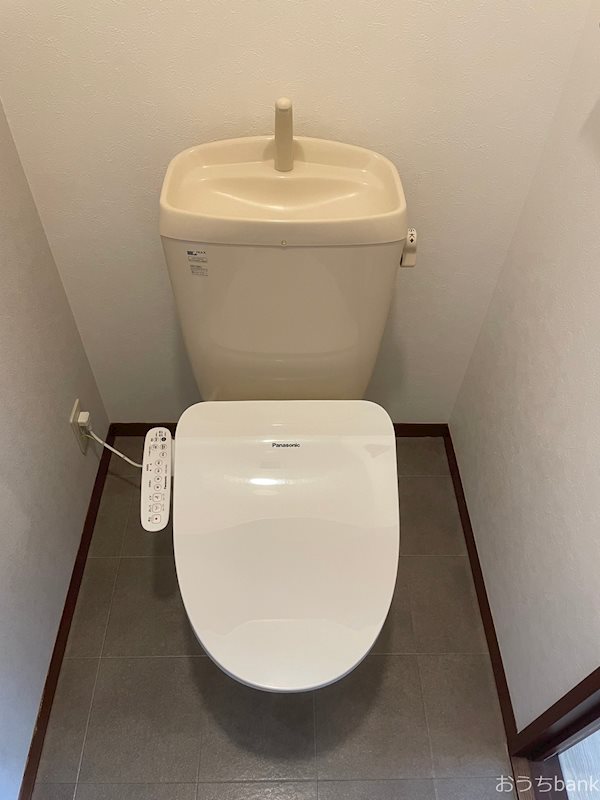 トイレ　清潔感のあるトイレは温水洗浄便座ついてます。
