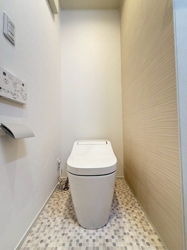 トイレ　人気のバストイレ別。温水洗浄便座付きのトイレで、毎日をより衛