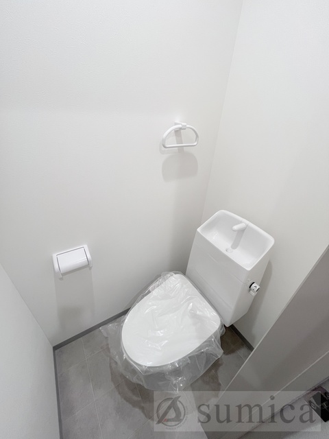 トイレ　人気アイテムの温水洗浄便座。清潔感のあるトイレです。