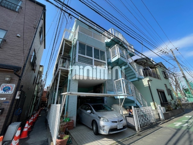 建物外観　３階建てのマンション