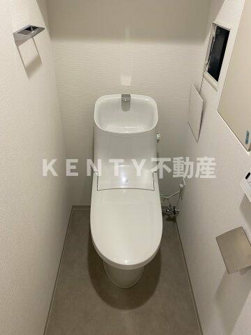 トイレ　落ち着いた色調のトイレです