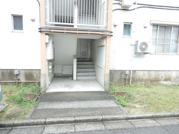 エントランス　落ち着いたエントランスです