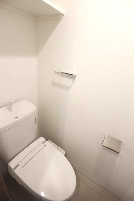 東京メトロ東西線 門前仲町駅 徒歩8分 15階建 築8年のトイレ写真