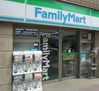 コンビニ　ファミリーマート六義園店（コンビニ）まで111m