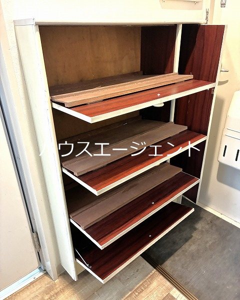 収納　玄関にはシューズBOXございます。