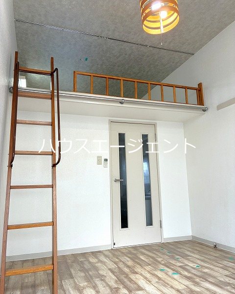 その他　ロフトへ登るはしごです。手すりがついているのがうれしいですね