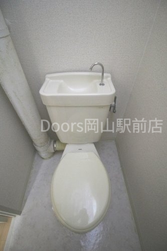 岡山電軌清輝橋線 清輝橋駅 徒歩5分 5階建 築37年のトイレ写真