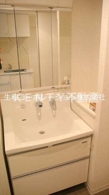 洗面設備　明るい洗面所です
