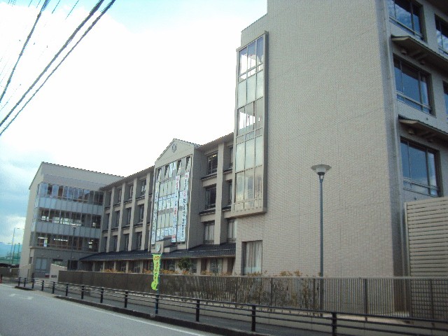 中学校　彦根市立東中学校（中学校）まで612m