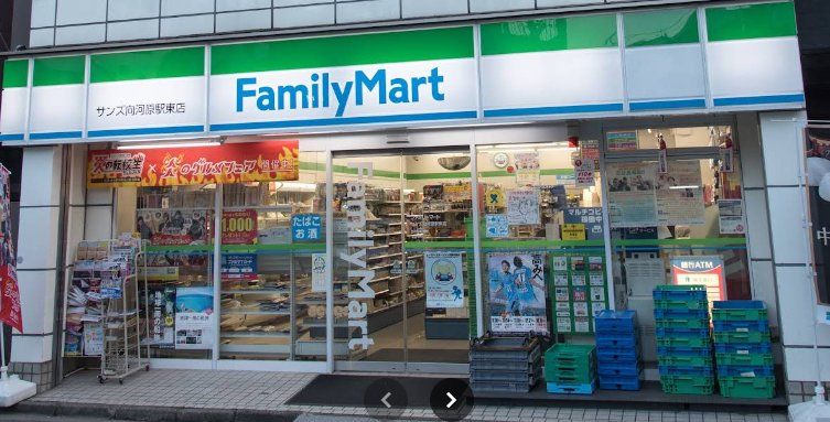 コンビニ　ファミリーマートサンズ向河原駅東店（コンビニ）まで240m