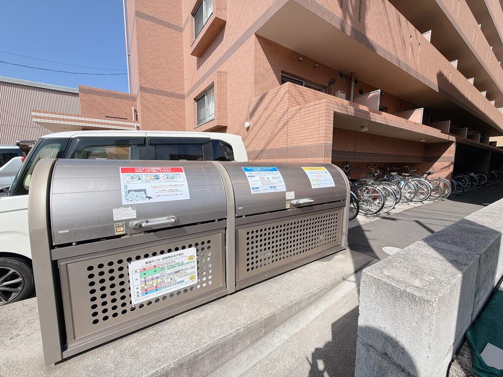 駐車場　屋根付駐輪場はスペース広々。自転車～大型バイクまで利用可