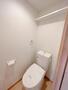 トイレ　トイレはウォシュレット完備。収納棚やタオル掛けも設置。