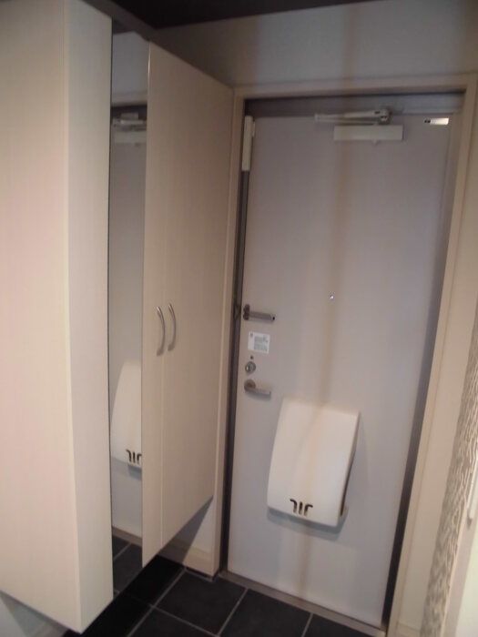 玄関　姿見付きでお出かけ前にササッと身だしなみチェック！