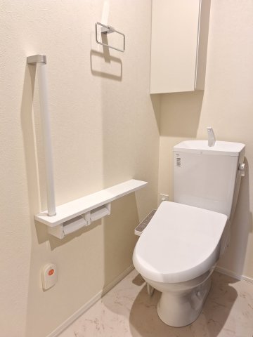 トイレ　緊急通報システム付き/手すり付きでつまづき防止/温水洗浄便座