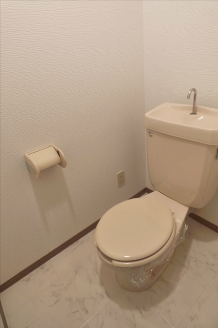 トイレ　白基調で清潔感のあるトイレですよ☆