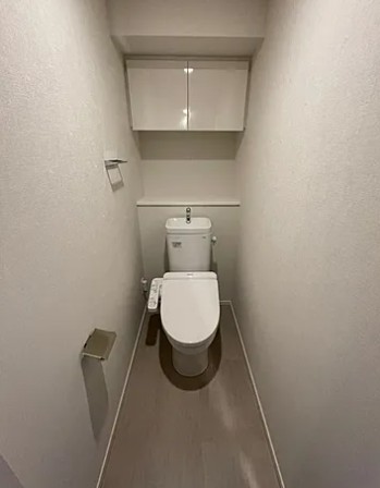 トイレ　落ち着いた色調のトイレです