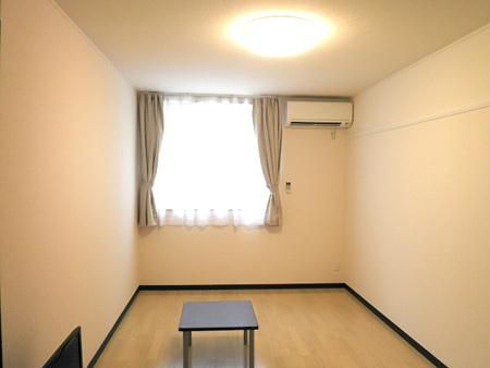 レオパレスチェリーブロッサムの居間写真