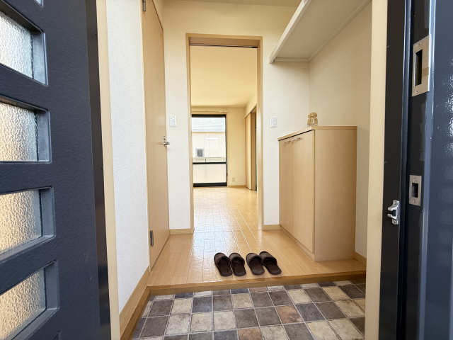 玄関　上部には収納棚を備えます
