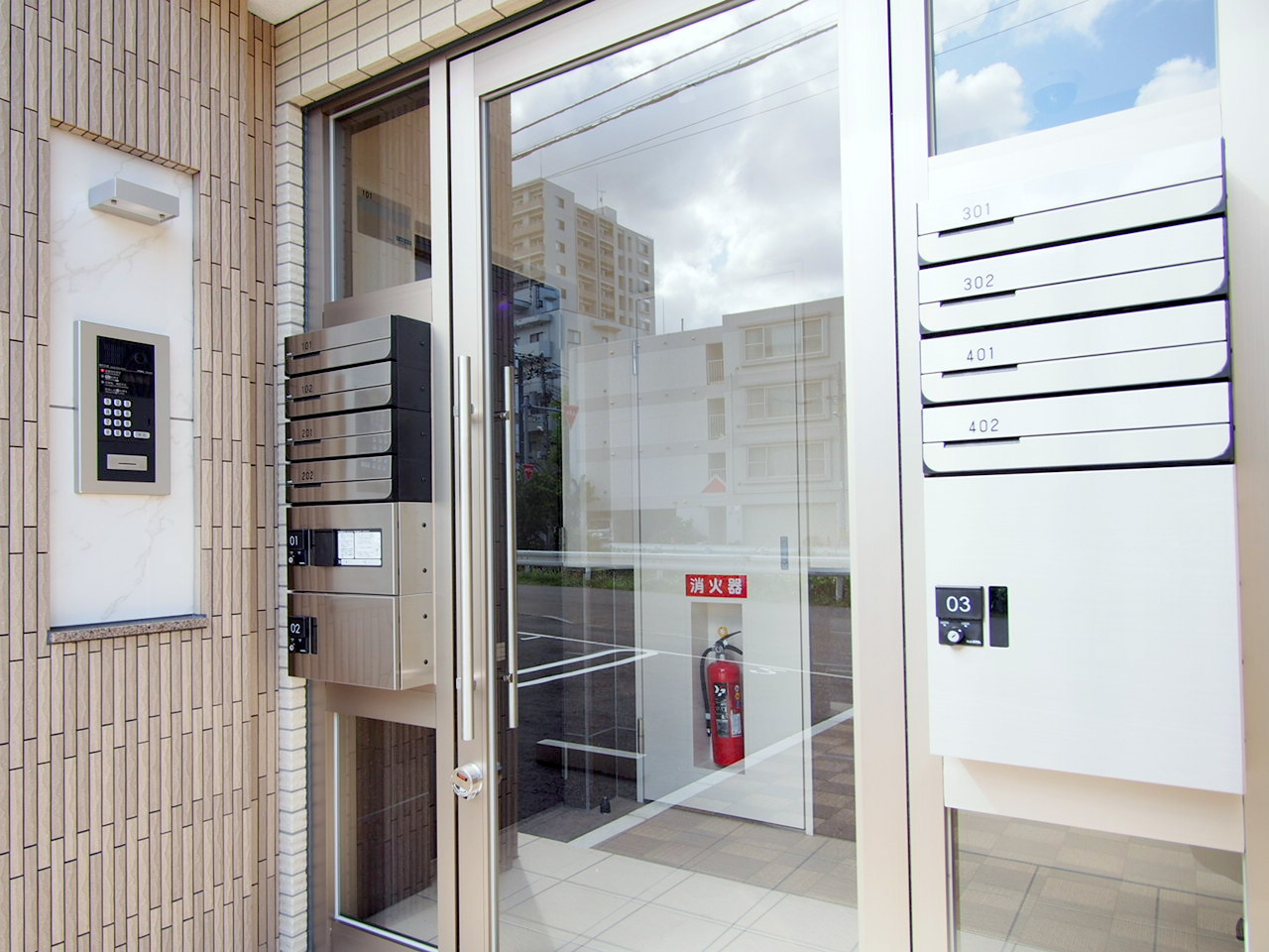 エントランス　留守中でも荷物が受け取れて便利な宅配ＢＯＸ完備しています♪