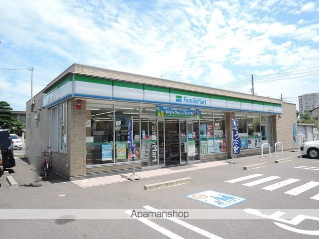 コンビニ　ファミリーマート（コンビニ）まで974m