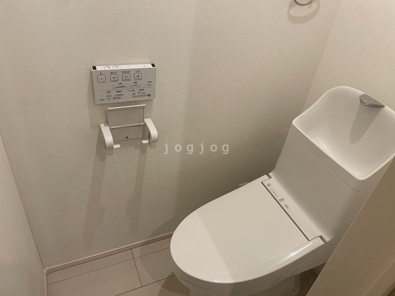 トイレ　嬉しい温水洗浄便座付きのトイレです。