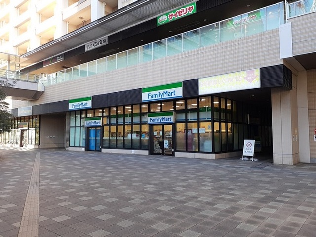 コンビニ　ファミマ　武蔵浦和マークス店（コンビニ）まで500m