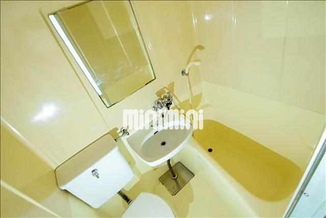 バス・シャワールーム　白基調の浴室です☆