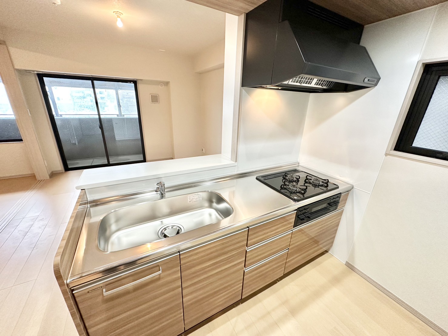 キッチン　※写真は同型タイプ、現況優先。