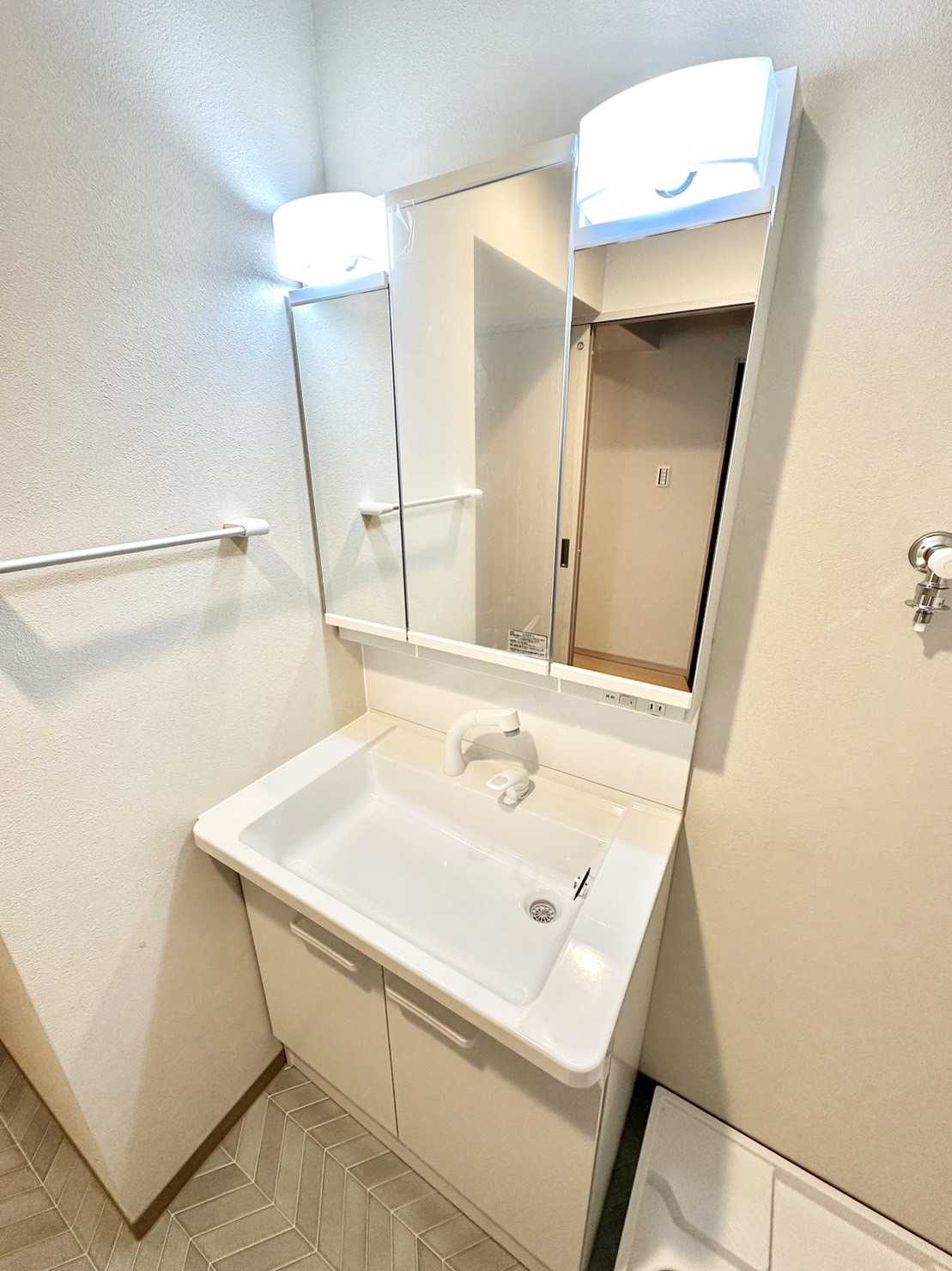 洗面設備　※写真は同型タイプ、現況優先。