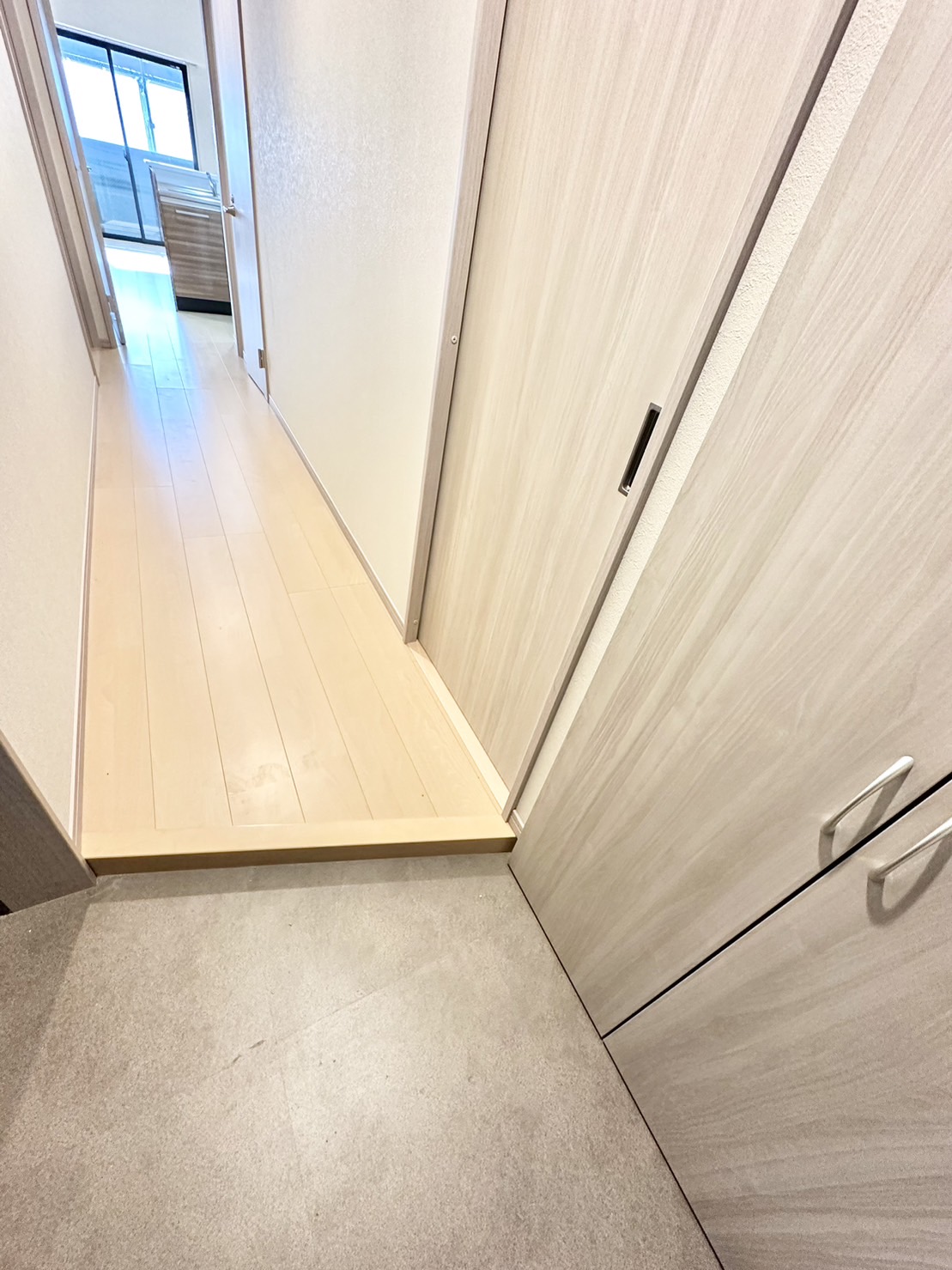 玄関　※写真は同型タイプ、現況優先。