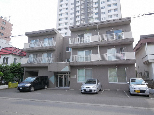 札幌市豊平区月寒中央通のマンションの建物外観