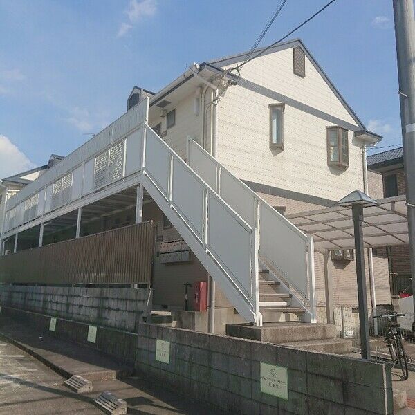名古屋市千種区上野のアパートの建物外観