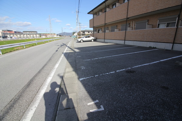 【長浜市小堀町のマンションの駐車場】