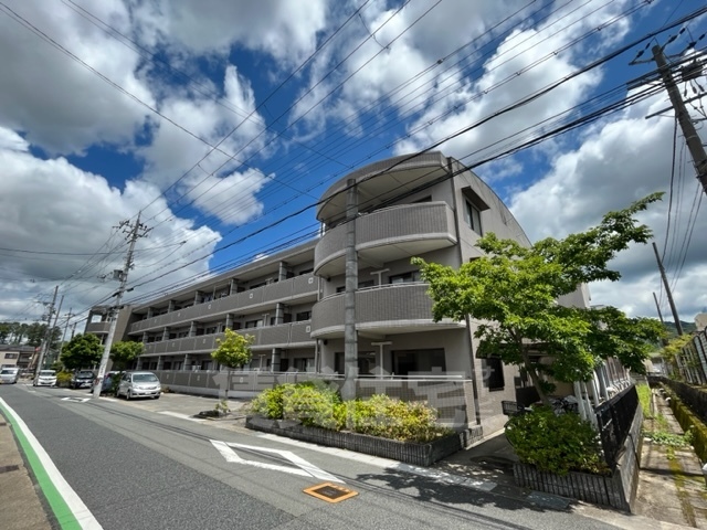 宇治市五ケ庄のマンションの建物外観