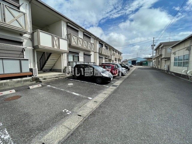 【鈴鹿市稲生西のアパートの駐車場】