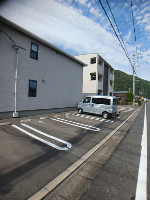 【岩国市多田のアパートの駐車場】